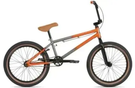 אופני BMX בצבע כתום־אפור עם כידון שחור, אוכף חום וצמיגים עם דופן בהיר – תמונת מוצר
