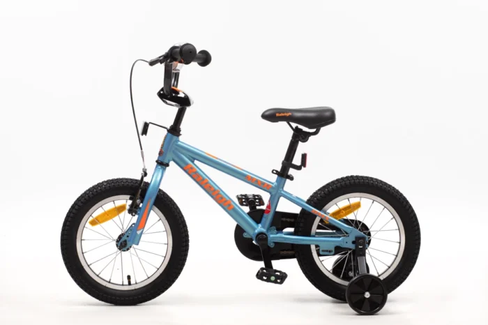 אופני ילדים BMX MXR 14 אינץ' Raleigh בצבע כחול – שלדת אלומיניום קלה, גלגלי עזר לביטחון, בלם רגל אחורי ובלם V קדמי, מתאים לגילאי 3–5 בתל אביב – אופני שחף