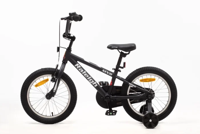 אופני BMX Raleigh MXR 16 אינץ׳ לילדים – שלדת אלומיניום קלה, גלגלי עזר, בלם V קדמי ומעצור רגל אחורי