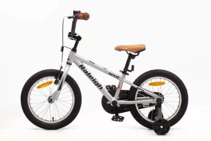 אופני BMX Raleigh MXR 16 אינץ׳ לילדים – שלדת אלומיניום קלה, גלגלי עזר, בלם V קדמי ומעצור רגל אחורי
