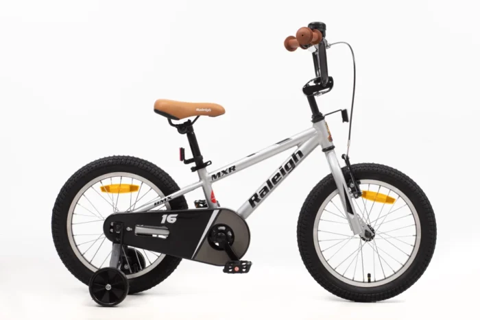 אופני BMX Raleigh MXR 16 אינץ׳ לילדים – שלדת אלומיניום קלה, גלגלי עזר, בלם V קדמי ומעצור רגל אחורי