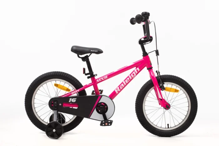 אופני BMX Raleigh MXR 16 אינץ׳ לילדים – שלדת אלומיניום קלה, גלגלי עזר, בלם V קדמי ומעצור רגל אחורי