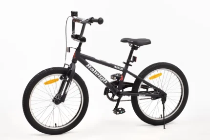 אופני BMX Raleigh MXR 20 אינץ' לילדים – שלדת אלומיניום קלה, צמיגי 20x2.4 רחבים, בלם V קדמי ומעצור רגל אחורי