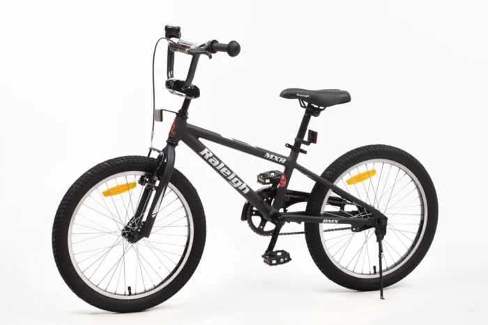 אופני BMX Raleigh MXR 20 אינץ' לילדים – שלדת אלומיניום קלה, צמיגי 20x2.4 רחבים, בלם V קדמי ומעצור רגל אחורי