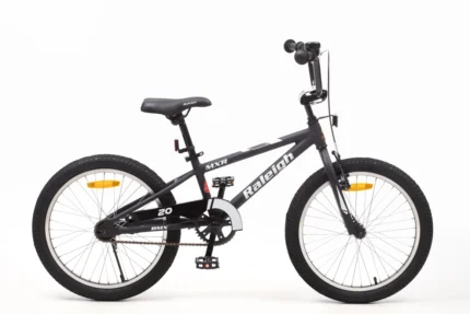 אופני BMX Raleigh MXR 20 אינץ' לילדים – שלדת אלומיניום קלה, צמיגי 20x2.4 רחבים, בלם V קדמי ומעצור רגל אחורי