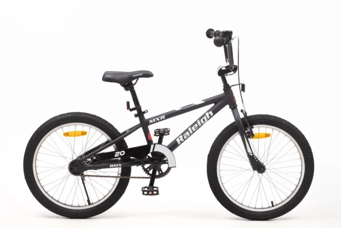 אופני BMX Raleigh MXR 20 אינץ' לילדים – שלדת אלומיניום קלה, צמיגי 20x2.4 רחבים, בלם V קדמי ומעצור רגל אחורי