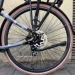 אופני עיר חשמליים Raleigh Mash עם מנוע Shimano וסוללה 504Wh