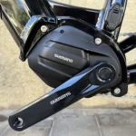 אופני עיר חשמליים Raleigh Mash עם מנוע Shimano וסוללה 504Wh