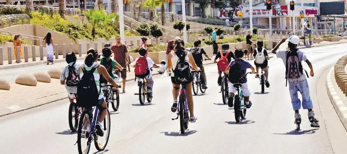 ילדים ומשפחות רוכבים על אופניים ביום כיפור בתל אביב – חג האופניים באופני שחף